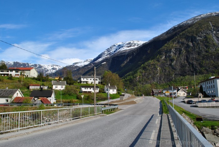 Sognefjords ir pats garākais fjords pasaulē un tiek saukts par fjordu karali. Tas ir 219 kilometru garš, sešus kilometrus plats un līdz pat 1308 metru 90864