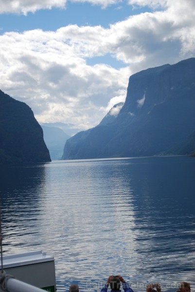 Sognefjords ir pats garākais fjords pasaulē un tiek saukts par fjordu karali. Tas ir 219 kilometru garš, sešus kilometrus plats un līdz pat 1308 metru 90865
