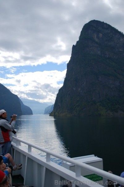 Sognefjords ir pats garākais fjords pasaulē un tiek saukts par fjordu karali. Tas ir 219 kilometru garš, sešus kilometrus plats un līdz pat 1308 metru 90866