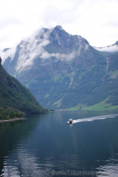 Sognefjords ir pats garākais fjords pasaulē un tiek saukts par fjordu karali. Tas ir 219 kilometru garš, sešus kilometrus plats un līdz pat 1308 metru 90867