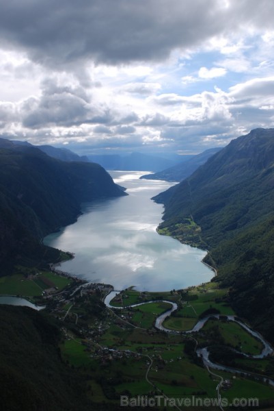 Sognefjords ir pats garākais fjords pasaulē un tiek saukts par fjordu karali. Tas ir 219 kilometru garš, sešus kilometrus plats un līdz pat 1308 metru 90869