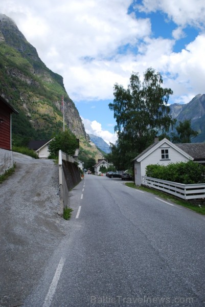 Sognefjords ir pats garākais fjords pasaulē un tiek saukts par fjordu karali. Tas ir 219 kilometru garš, sešus kilometrus plats un līdz pat 1308 metru 90871