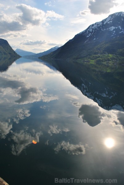 Sognefjords ir pats garākais fjords pasaulē un tiek saukts par fjordu karali. Tas ir 219 kilometru garš, sešus kilometrus plats un līdz pat 1308 metru 90875
