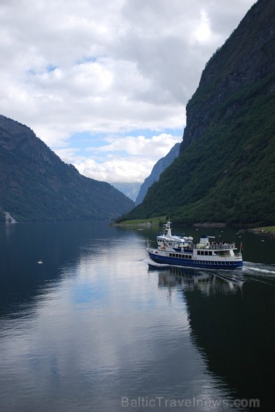Sognefjords ir pats garākais fjords pasaulē un tiek saukts par fjordu karali. Tas ir 219 kilometru garš, sešus kilometrus plats un līdz pat 1308 metru 90876