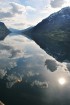 Sognefjords ir pats garākais fjords pasaulē un tiek saukts par fjordu karali. Tas ir 219 kilometru garš, sešus kilometrus plats un līdz pat 1308 metru 35