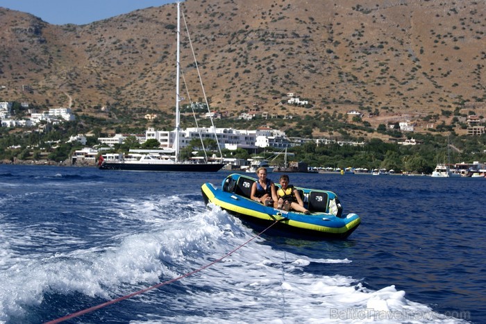 Krētas greznais kūrorts Elunda piedāvā dažādas atrakcijas uz ūdens gan ģimenēm ar bērniem, gan adrenalīna cienītājiem www.visitgreece.gr 91026