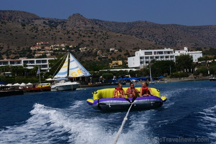Krētas greznais kūrorts Elunda piedāvā dažādas atrakcijas uz ūdens gan ģimenēm ar bērniem, gan adrenalīna cienītājiem www.visitgreece.gr Krētas greznais kūrorts Elunda piedāvā dažādas atrakcijas uz ūdens gan ģimenēm ar bērniem, gan adrenalīna cienītājiem www.visitgreece.gr 91032