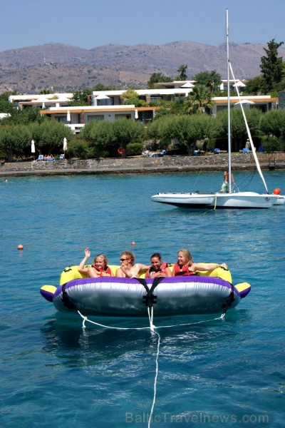 Krētas greznais kūrorts Elunda piedāvā dažādas atrakcijas uz ūdens gan ģimenēm ar bērniem, gan adrenalīna cienītājiem www.visitgreece.gr 91042