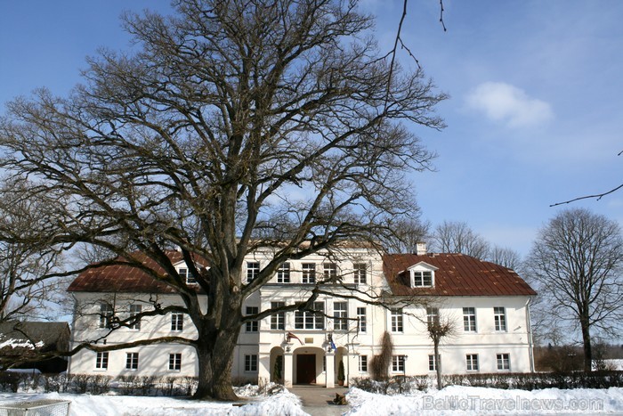Ērberģes muižas kungu māja celta klasicisma stilā 18.gs. barona Taubes laikā, vēlāk vairākkārt pārbūvēta Mazzalves skolas vajadzībām. 91049