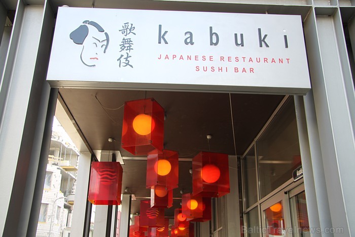 Vecrīgas suši restorāns «Kabuki» ir ieteicama adrese gan rīdziniekiem, gan pilsētas viesiem... tikai jānomazgā ziemas laika logi Vecrīgas suši restorāns «Kabuki» ir ieteicama adrese gan rīdziniekiem, gan pilsētas viesiem... tikai jānomazgā ziemas laika logi 91091