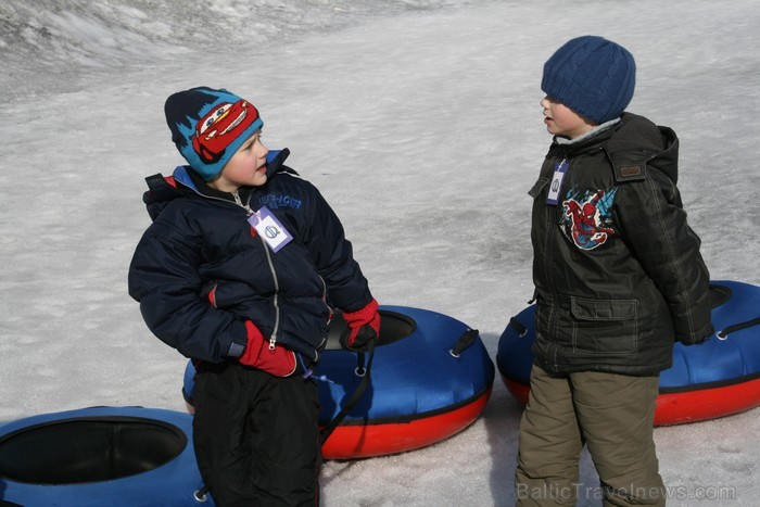 Sniega Parkā Mežaparkā vēl iespējams baudīt ziemas priekus, ko aktīvi izmanto gan bērni, gan pieaugušie www.sniegaparks.lv 91163