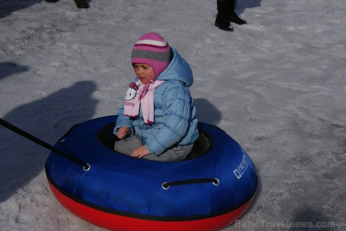Sniega Parkā Mežaparkā vēl iespējams baudīt ziemas priekus, ko aktīvi izmanto gan bērni, gan pieaugušie www.sniegaparks.lv 91165