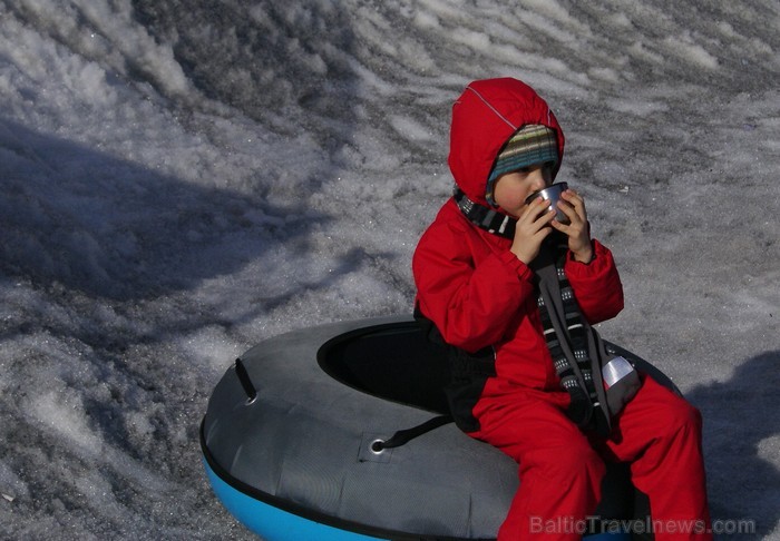 Sniega Parkā Mežaparkā vēl iespējams baudīt ziemas priekus, ko aktīvi izmanto gan bērni, gan pieaugušie www.sniegaparks.lv 91167