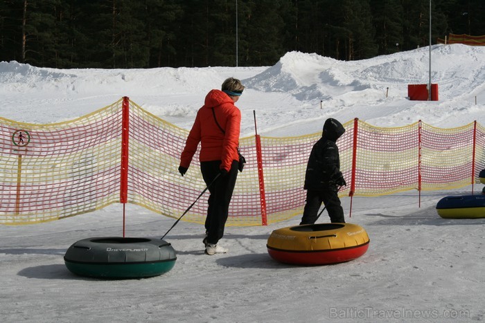 Sniega Parkā Mežaparkā vēl iespējams baudīt ziemas priekus, ko aktīvi izmanto gan bērni, gan pieaugušie www.sniegaparks.lv 91169