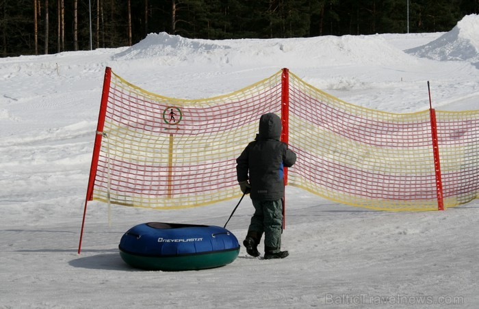 Sniega Parkā Mežaparkā vēl iespējams baudīt ziemas priekus, ko aktīvi izmanto gan bērni, gan pieaugušie www.sniegaparks.lv 91170