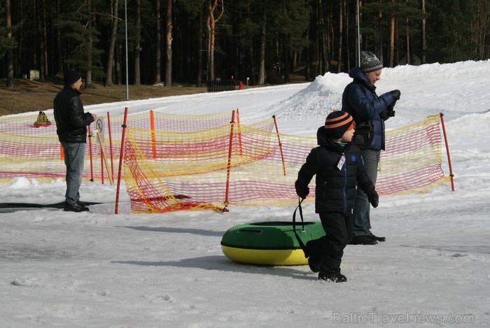Sniega Parkā Mežaparkā vēl iespējams baudīt ziemas priekus, ko aktīvi izmanto gan bērni, gan pieaugušie www.sniegaparks.lv 91171