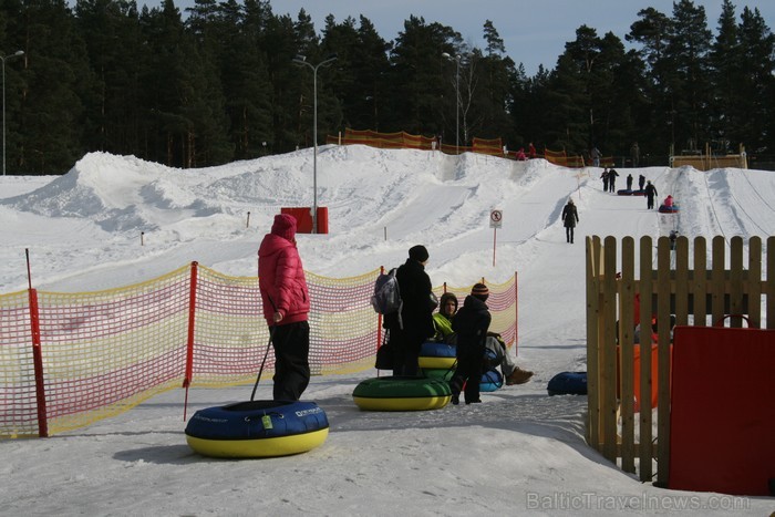 Sniega Parkā Mežaparkā vēl iespējams baudīt ziemas priekus, ko aktīvi izmanto gan bērni, gan pieaugušie www.sniegaparks.lv 91173