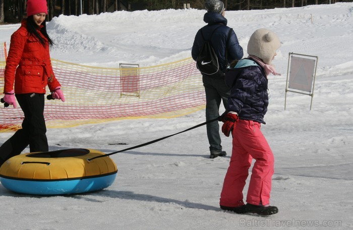 Sniega Parkā Mežaparkā vēl iespējams baudīt ziemas priekus, ko aktīvi izmanto gan bērni, gan pieaugušie www.sniegaparks.lv 91174