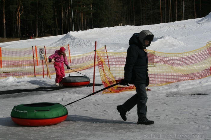 Sniega Parkā Mežaparkā vēl iespējams baudīt ziemas priekus, ko aktīvi izmanto gan bērni, gan pieaugušie www.sniegaparks.lv 91175