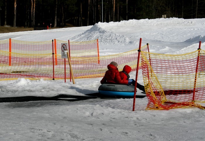 Sniega Parkā Mežaparkā vēl iespējams baudīt ziemas priekus, ko aktīvi izmanto gan bērni, gan pieaugušie www.sniegaparks.lv 91176