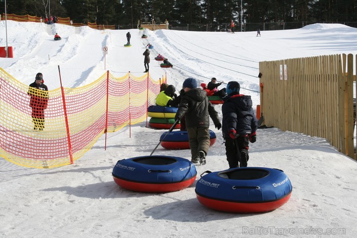 Sniega Parkā Mežaparkā vēl iespējams baudīt ziemas priekus, ko aktīvi izmanto gan bērni, gan pieaugušie www.sniegaparks.lv 91177