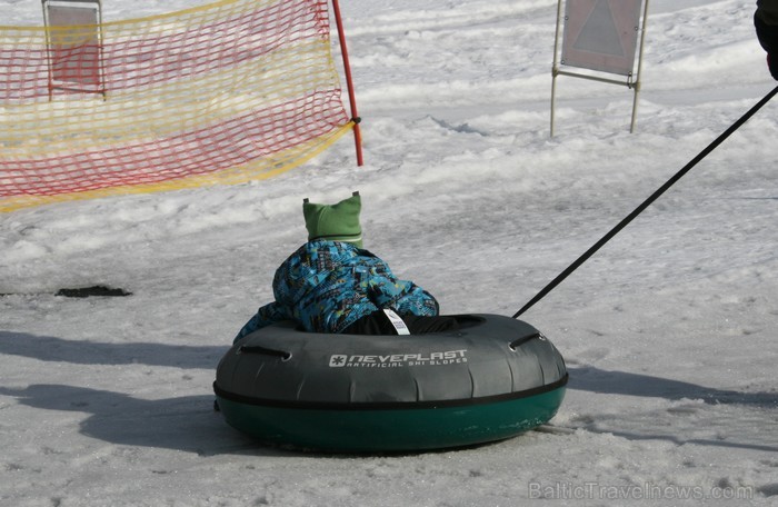 Sniega Parkā Mežaparkā vēl iespējams baudīt ziemas priekus, ko aktīvi izmanto gan bērni, gan pieaugušie www.sniegaparks.lv 91178