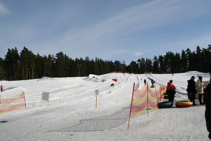 Sniega Parkā Mežaparkā vēl iespējams baudīt ziemas priekus, ko aktīvi izmanto gan bērni, gan pieaugušie www.sniegaparks.lv 91179