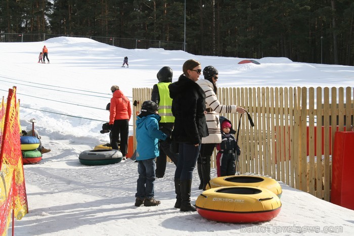 Sniega Parkā Mežaparkā vēl iespējams baudīt ziemas priekus, ko aktīvi izmanto gan bērni, gan pieaugušie www.sniegaparks.lv 91180