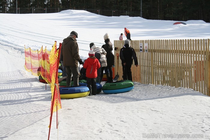 Sniega Parkā Mežaparkā vēl iespējams baudīt ziemas priekus, ko aktīvi izmanto gan bērni, gan pieaugušie www.sniegaparks.lv 91181