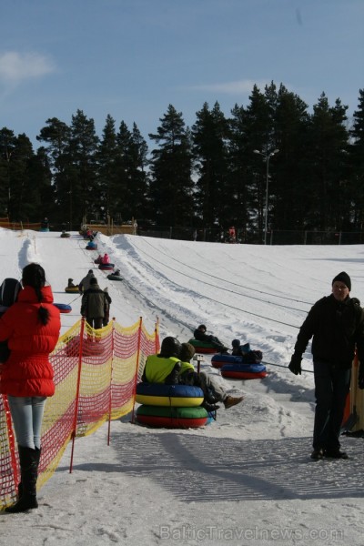 Sniega Parkā Mežaparkā vēl iespējams baudīt ziemas priekus, ko aktīvi izmanto gan bērni, gan pieaugušie www.sniegaparks.lv 91183
