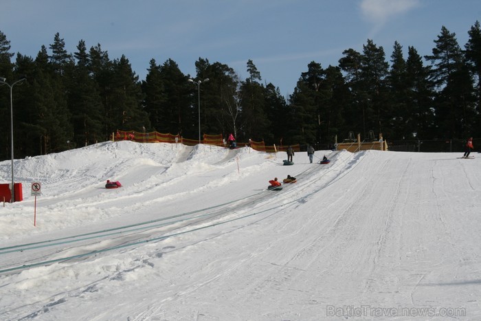 Sniega Parkā Mežaparkā vēl iespējams baudīt ziemas priekus, ko aktīvi izmanto gan bērni, gan pieaugušie www.sniegaparks.lv 91185