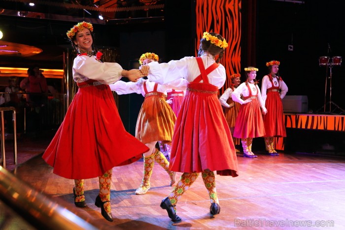 Skolēnu brīvlaikā uz Tallink kuģa dejotprasmi rādīja Dzintariņš un Dzītariņš, bet leļļu teātris priecēja ar izrādi Joka pēc alfabēts. Foto: Juris Ķilk 91374