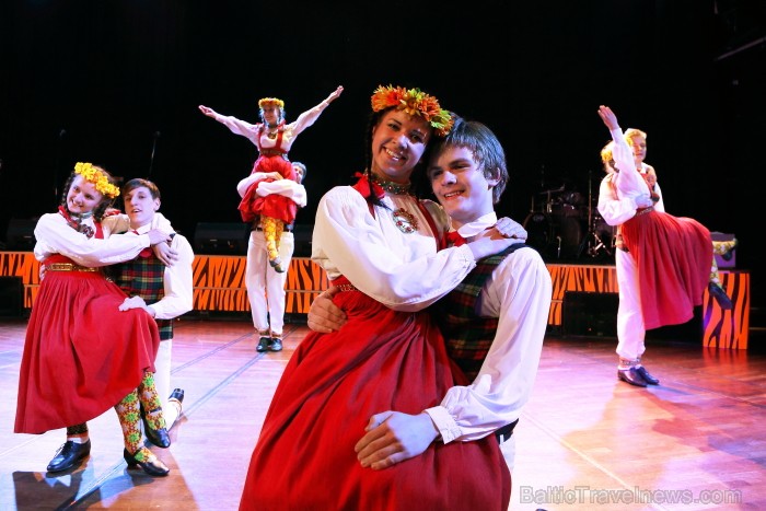 Skolēnu brīvlaikā uz Tallink kuģa dejotprasmi rādīja Dzintariņš un Dzītariņš, bet leļļu teātris priecēja ar izrādi Joka pēc alfabēts. Foto: Juris Ķilk 91377