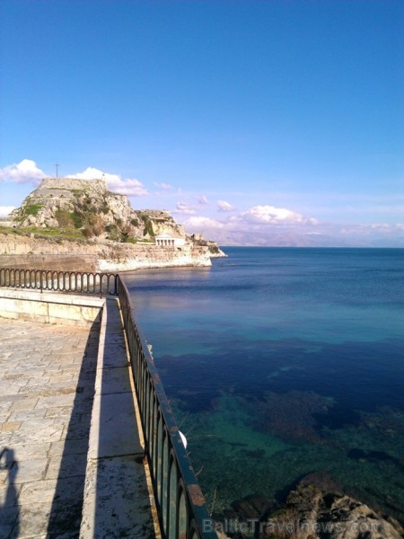 Vecais cietoksnis un aiz jūras – Grieķija vai Albānija; neviens īsti nezina, kur abas valstis robežojas www.visitgreece.gr Vecais cietoksnis un aiz jūras – Grieķija vai Albānija; neviens īsti nezina, kur abas valstis robežojas www.visitgreece.gr 91419