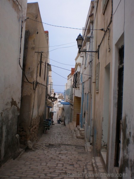 Šaurās ieliņas no Medinas (vecpilsētas) Susē ved uz jūru - taisni tik uz priekšu 91628