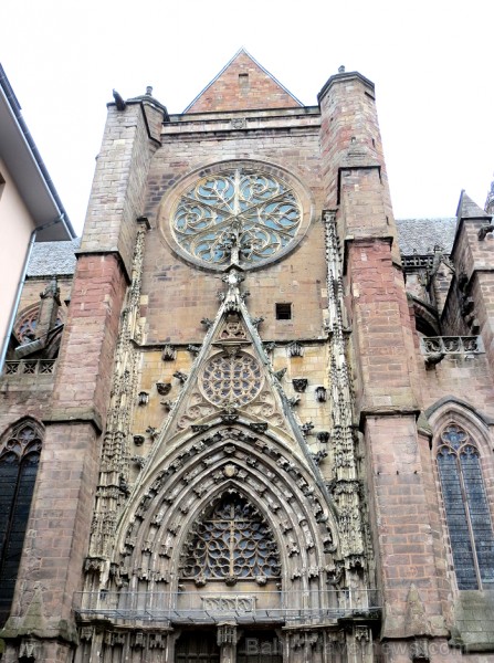 Grandioza Rodezas katedrāle, kas paceļas virs nelielas viesmīlīgas pilsētas, ir gotiskās arhitektūras brīnums. Tās ēka ir uzcelta 12. gadsimtā un ir v 91823