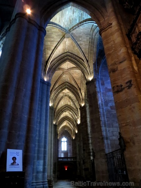Grandioza Rodezas katedrāle, kas paceļas virs nelielas viesmīlīgas pilsētas, ir gotiskās arhitektūras brīnums. Tās ēka ir uzcelta 12. gadsimtā un ir v 91826