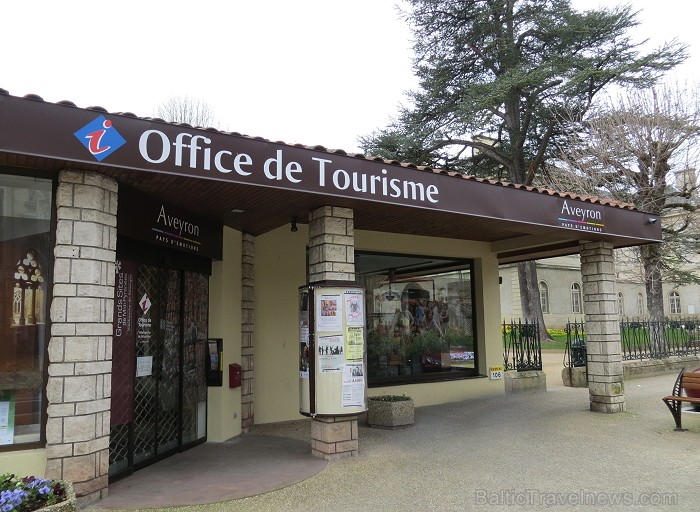 Villefranche de Rouergue ir brīnišķīga Tulūzas pilsēta ar šaurām, bruģētām ieliņām, viduslaiku ēkām un Aveyron upes tiltiem 91855