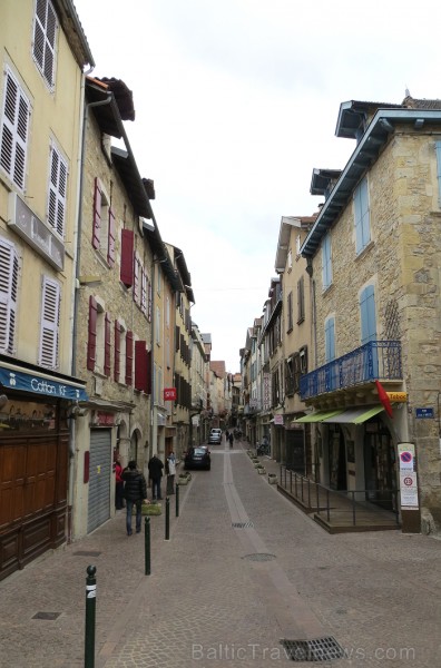 Villefranche de Rouergue ir brīnišķīga Tulūzas pilsēta ar šaurām, bruģētām ieliņām, viduslaiku ēkām un Aveyron upes tiltiem 91856