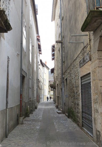 Villefranche de Rouergue ir brīnišķīga Tulūzas pilsēta ar šaurām, bruģētām ieliņām, viduslaiku ēkām un Aveyron upes tiltiem 91857