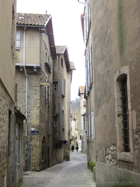 Villefranche de Rouergue ir brīnišķīga Tulūzas pilsēta ar šaurām, bruģētām ieliņām, viduslaiku ēkām un Aveyron upes tiltiem 91861