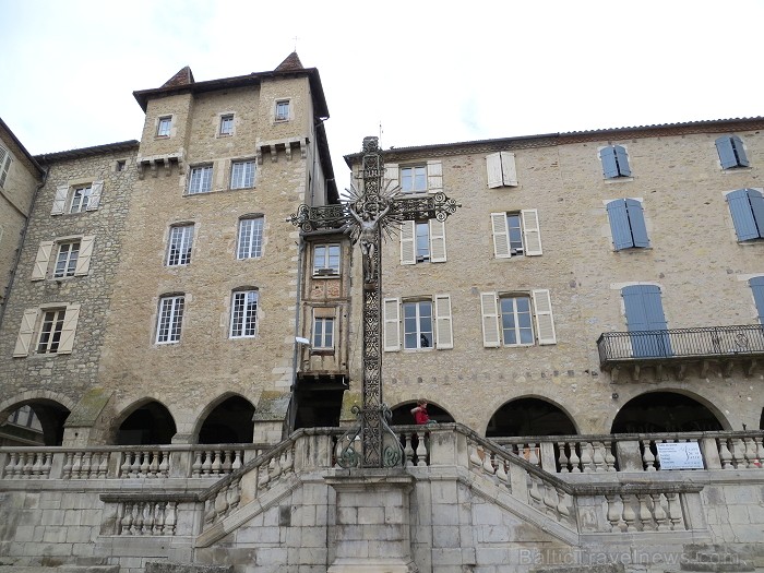Villefranche de Rouergue ir brīnišķīga Tulūzas pilsēta ar šaurām, bruģētām ieliņām, viduslaiku ēkām un Aveyron upes tiltiem Villefranche de Rouergue ir brīnišķīga Tulūzas pilsēta ar šaurām, bruģētām ieliņām, viduslaiku ēkām un Aveyron upes tiltiem 91866