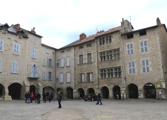 Villefranche de Rouergue ir brīnišķīga Tulūzas pilsēta ar šaurām, bruģētām ieliņām, viduslaiku ēkām un Aveyron upes tiltiem Villefranche de Rouergue ir brīnišķīga Tulūzas pilsēta ar šaurām, bruģētām ieliņām, viduslaiku ēkām un Aveyron upes tiltiem 91869