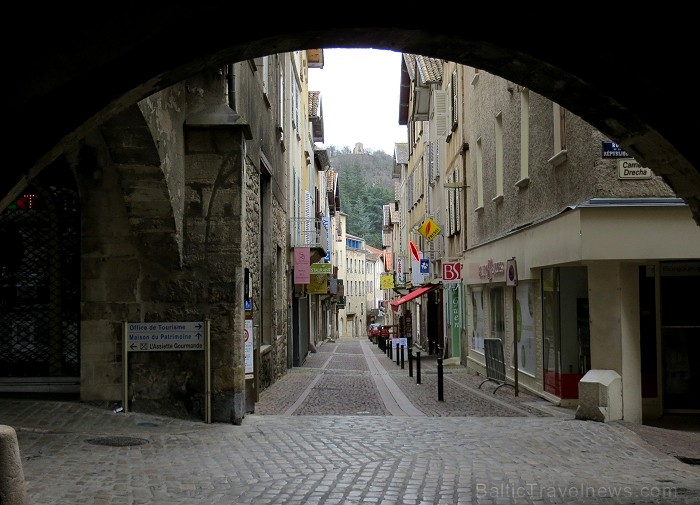 Villefranche de Rouergue ir brīnišķīga Tulūzas pilsēta ar šaurām, bruģētām ieliņām, viduslaiku ēkām un Aveyron upes tiltiem Villefranche de Rouergue ir brīnišķīga Tulūzas pilsēta ar šaurām, bruģētām ieliņām, viduslaiku ēkām un Aveyron upes tiltiem 91873
