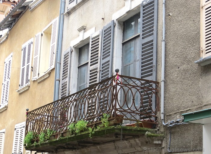 Villefranche de Rouergue ir brīnišķīga Tulūzas pilsēta ar šaurām, bruģētām ieliņām, viduslaiku ēkām un Aveyron upes tiltiem Villefranche de Rouergue ir brīnišķīga Tulūzas pilsēta ar šaurām, bruģētām ieliņām, viduslaiku ēkām un Aveyron upes tiltiem 91880