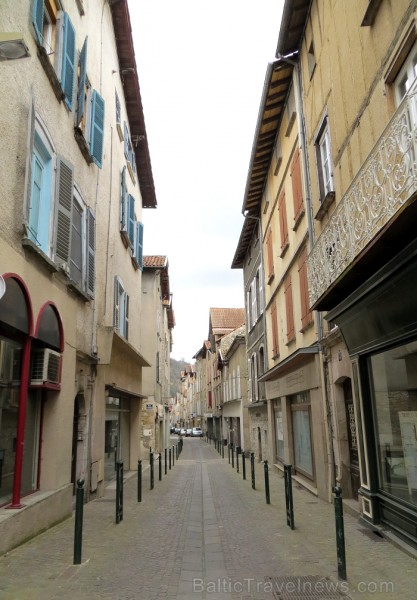 Villefranche de Rouergue ir brīnišķīga Tulūzas pilsēta ar šaurām, bruģētām ieliņām, viduslaiku ēkām un Aveyron upes tiltiem 91884