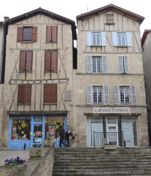 Villefranche de Rouergue ir brīnišķīga Tulūzas pilsēta ar šaurām, bruģētām ieliņām, viduslaiku ēkām un Aveyron upes tiltiem Villefranche de Rouergue ir brīnišķīga Tulūzas pilsēta ar šaurām, bruģētām ieliņām, viduslaiku ēkām un Aveyron upes tiltiem 91888