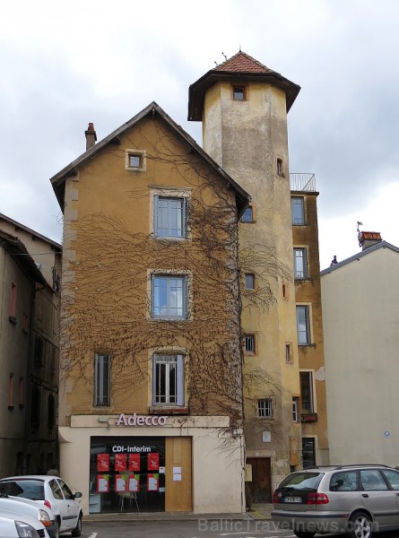 Villefranche de Rouergue ir brīnišķīga Tulūzas pilsēta ar šaurām, bruģētām ieliņām, viduslaiku ēkām un Aveyron upes tiltiem Villefranche de Rouergue ir brīnišķīga Tulūzas pilsēta ar šaurām, bruģētām ieliņām, viduslaiku ēkām un Aveyron upes tiltiem 91899