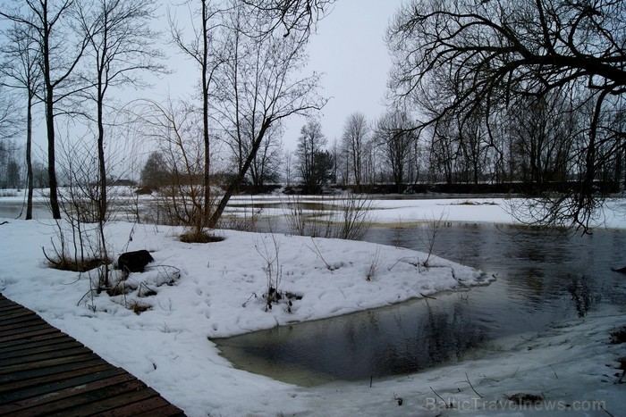 Ledus kušana Latvijas un Lietuvas pierobežas upē Mēmelē jeb Nemunelē. Upes otrā krastā jau Lietuva. 91902