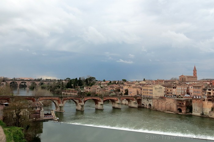 Albi ir senā bīskapa pilsēta, kas atrodas Tulūzā (Francija). Gandrīz visas tās ēkas ir celtas no sarkana ķieģeļa. Slavenākā no tām ir Sainte-Cécile ka Albi ir senā bīskapa pilsēta, kas atrodas Tulūzā (Francija). Gandrīz visas tās ēkas ir celtas no sarkana ķieģeļa. Slavenākā no tām ir Sainte-Cécile ka 91979